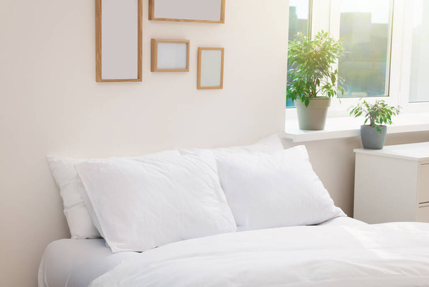 White soft pillows on cozy bed in room - Foto, Imagem