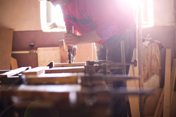 Man carpenter working - Foto, afbeelding