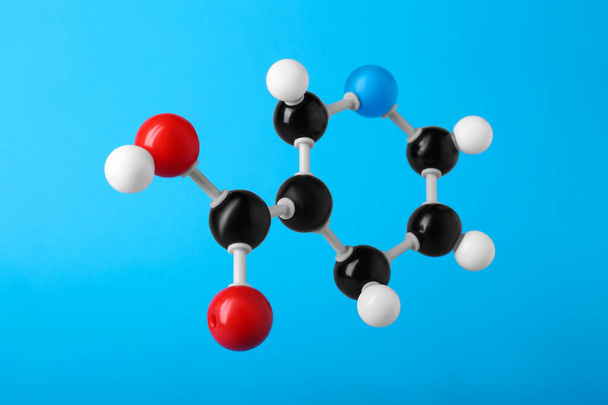 Molecule of vitamin B3 on light blue background. Chemical model - Zdjęcie, obraz