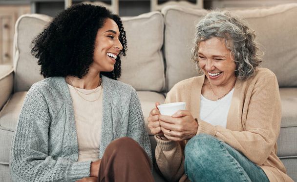 Love, mother and adult daughter on floor, coffee and conversation with happiness, break and laughing. Family, mama and female grown child on ground, tea and smile with rest, funny and quality time. - Fotoğraf, Görsel