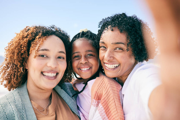 Selfie úsměv, plážový portrét nebo černá rodina na dovolené pro klid, svobodu nebo venkovní kvalitní čas spolu. Paměť fotografie, sluníčko nebo šťastný nigerijské děti, babička a matka úsměv na dovolené. - Fotografie, Obrázek