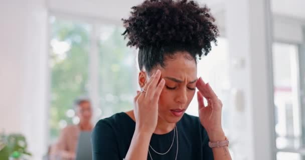 Schwarze Frau, Kopfschmerzen und Schmerzen mit beruflichem Burnout, Stress und Frustration mit Migräne, Terminproblemen und Depressionen. Müde Geschäftsfrau, Arbeitsplatzangst und psychische Gesundheit - Filmmaterial, Video