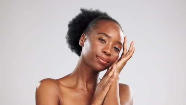 Huidverzorging, portret en zwarte vrouw met een schoonheidsgloed geïsoleerd op een grijze studio achtergrond. Gezicht, glimlach en Afrikaans meisje voelen zich zacht, stralend en helder gezicht huid van dermatologie met mockup ruimte. - Video