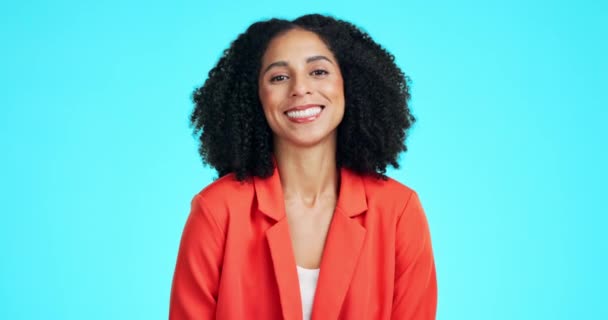 Gesicht, Lächeln und Geschäftsfrau im Studio isoliert auf blauem Hintergrund. Unternehmerin, Portrait- und selbstbewusste, gemischte Rasse und glückliche Profispielerin aus Südafrika, die mit ihrer Erfolgsmentalität lächelt - Filmmaterial, Video
