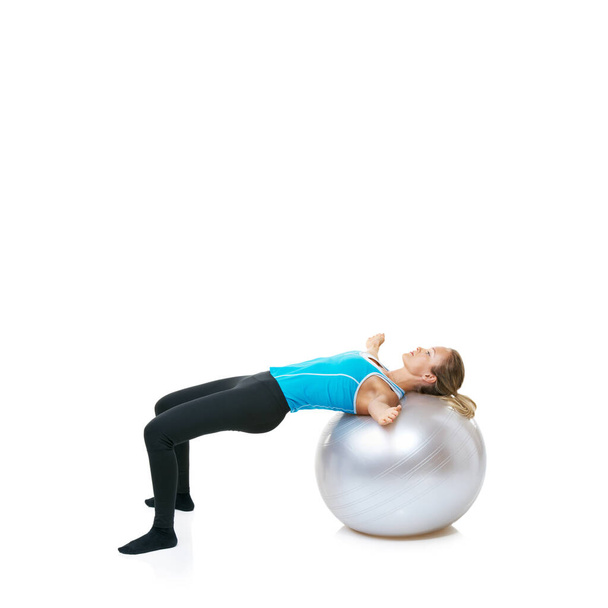 Ζω έναν υγιεινό τρόπο ζωής. μια γυναίκα που ισορροπεί σε μια μπάλα άσκησης με copyspace - Φωτογραφία, εικόνα