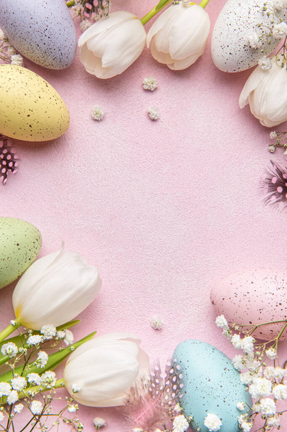 Mutlu Paskalya bayramı tebrik kartları. Beyaz lale buketi ve pembe arka planda Paskalya yumurtası. Metin için boşluk - Fotoğraf, Görsel
