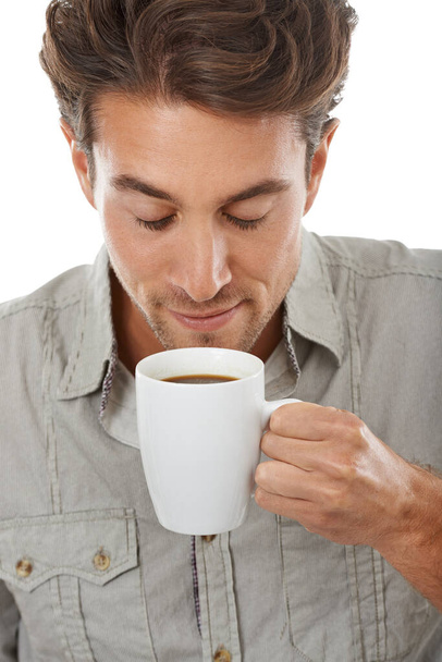 Rakastan aamukahvini tuoksua. Komea nuori mies nauttimassa tuoreen kahvin tuoksusta. - Valokuva, kuva