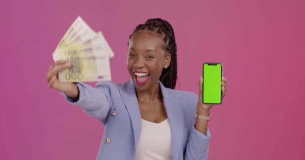 Černá žena, peníze a telefon se zelenou obrazovkou na mockup pro výhru, loterie nebo hotovost na pozadí studia. Šťastná africká fena na oslavu bonusového vítězství na smartphonu s chromakey displejem. - Záběry, video