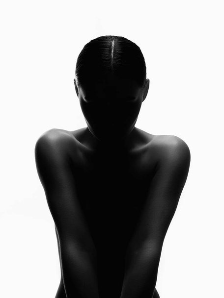 Silhouette donna nuda. Bella ragazza nuda del corpo. Ritratto isolato in bianco e nero - Foto, immagini
