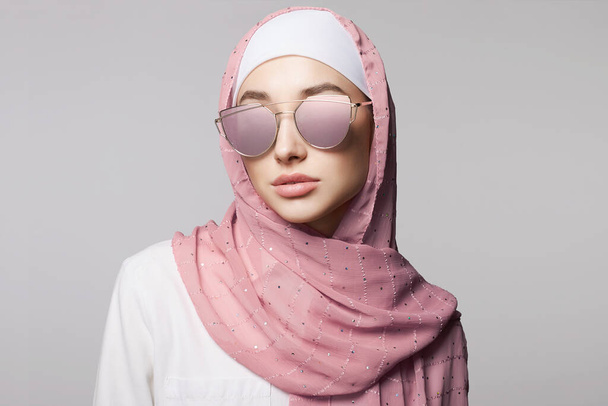 hermosa mujer joven de estilo islámico. chica de belleza en hijab y gafas de sol. modelo oriental de moda. cara asiática - Foto, Imagen