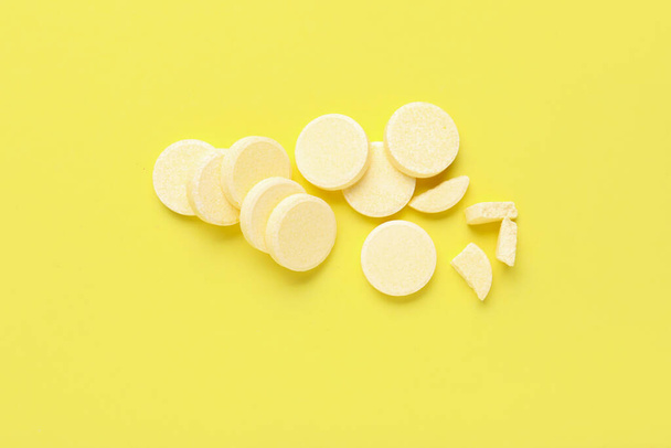 Comprimidos solubles sobre fondo amarillo - Foto, Imagen