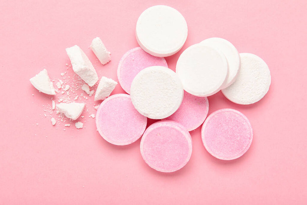 Lösliche Tabletten auf rosa Hintergrund - Foto, Bild