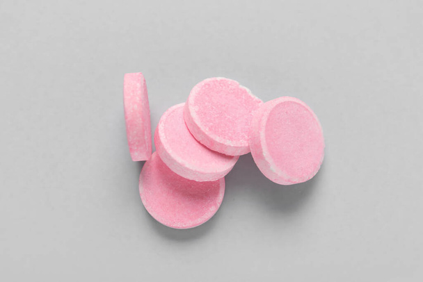Comprimidos solúveis cor de rosa sobre fundo cinzento - Foto, Imagem