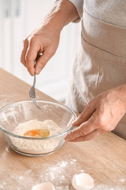 Chef masculino haciendo masa para pasta en la mesa en la cocina, primer plano - Foto, imagen