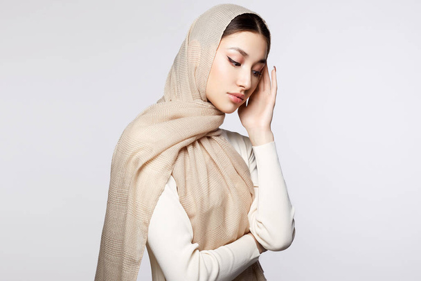 Piękna młoda muzułmanka. Piękna dziewczyna w hidżabie. moda orientalny model stylu. Azjaci - Zdjęcie, obraz