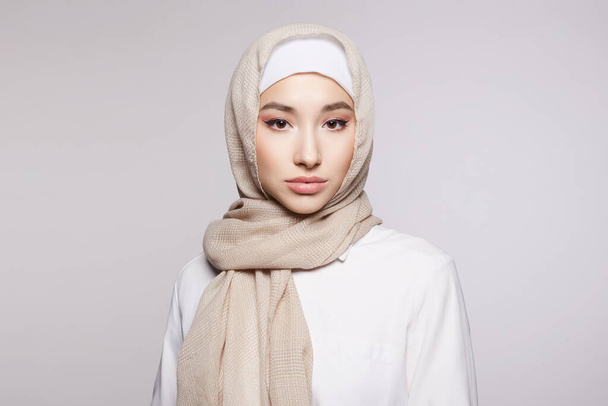 Makyajlı güzel bir İslami genç kadın. tesettürlü güzel kız. Moda doğulu modeli. Asya - Fotoğraf, Görsel