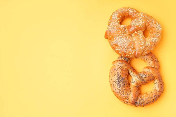 Sabrosos pretzels sobre fondo amarillo - Foto, Imagen