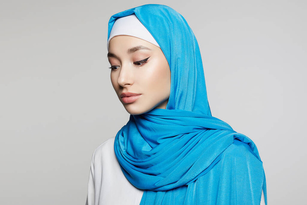 Όμορφη νεαρή μουσουλμάνα. Όμορφο κορίτσι με μαντίλα. μόδα ανατολίτικο μοντέλο στυλ. Ασία - Φωτογραφία, εικόνα
