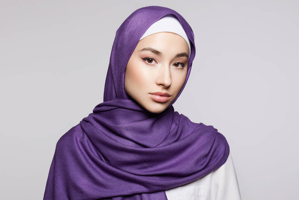 hermosa joven musulmana con maquillaje. chica de belleza en hijab. modelo de estilo oriental de moda. Asiática - Foto, imagen
