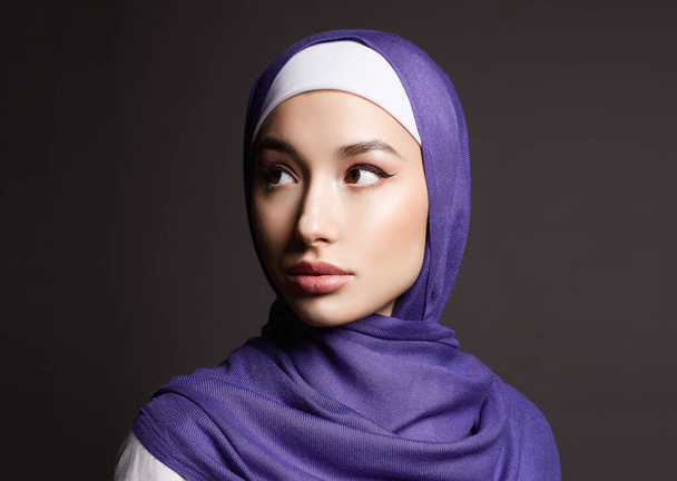 hermosa mujer joven islámica con maquillaje. chica de belleza en hijab. modelo de estilo oriental de moda. Asiática - Foto, imagen