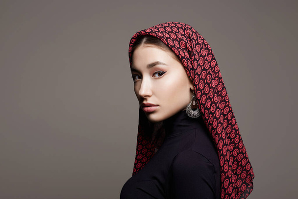 mooie jonge vrouw in kleur sluier en sieraden. Schoonheidsmeisje in kleurrijke hijab. mode oosterse vrouw - Foto, afbeelding
