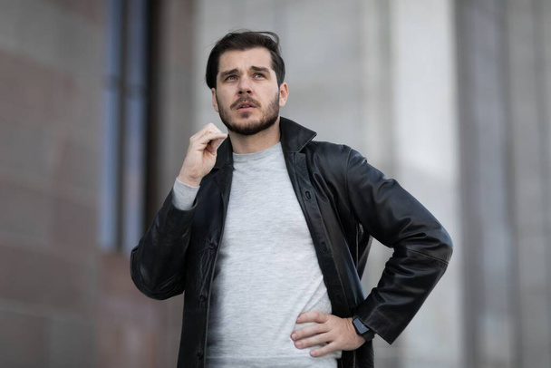 freelancer masculino europeo hablando por teléfono en la calle. - Foto, Imagen