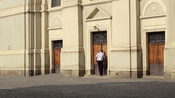 Homem com camisa entrar no edifício da igreja
 - Filmagem, Vídeo