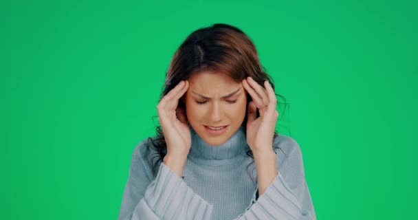 Nő, zöld képernyő vagy stressz fejfájás a stúdióban a mentális egészség, a szorongás és a fájdalom a kezét a fejét. Frusztrált, modell és pszichológiai probléma trauma, depresszió vagy dühös gondolkodásmód háttér szerint. - Felvétel, videó