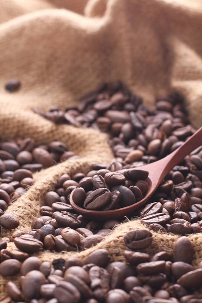 Кавова квасоля є насінням рослини Кафе та джерелом кави. Це труба всередині червоного або фіолетового фруктів. Цей фрукт часто називають кавовою вишнею
. - Фото, зображення