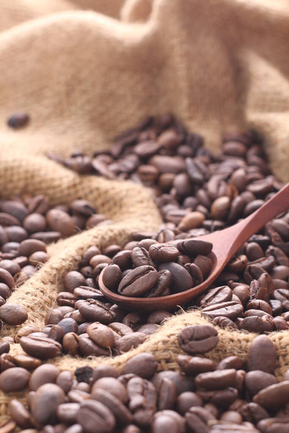 Un grano de café es una semilla de la planta de Coffea y la fuente de café. Es el pip dentro de la fruta roja o púrpura. Esta fruta se conoce a menudo como una cereza de café. - Foto, imagen