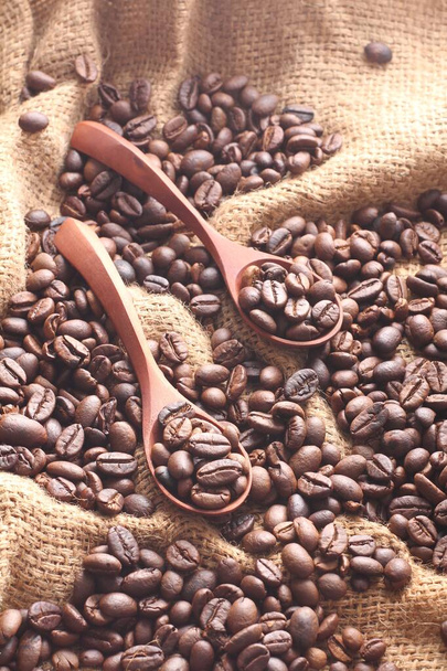 A kávébab a kávénövény magja és a kávé forrása. Ez a piros vagy lila gyümölcs belsejében lévő pip. Ezt a gyümölcsöt gyakran nevezik kávécseresznyének.. - Fotó, kép
