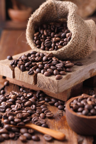 Кавова квасоля є насінням рослини Кафе та джерелом кави. Це труба всередині червоного або фіолетового фруктів. Цей фрукт часто називають кавовою вишнею
. - Фото, зображення