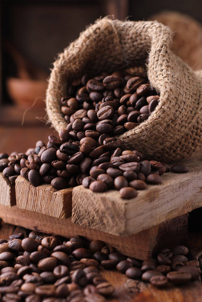 Кофейные зерна являются семенем растения Коффеа и источником для кофе. Это пип внутри красного или фиолетового фрукта. Этот фрукт часто называют кофейной вишней. - Фото, изображение