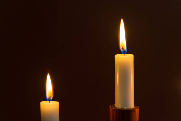 Kaksi kynttilä liekki tummalla pohjalla, symboli rukouksen ja muistin.Uskonto käsite.. - Valokuva, kuva