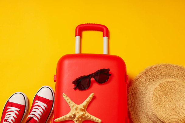 Валіза, багаж, багаж для літніх подорожей та відпусток, вид зверху
 - Фото, зображення