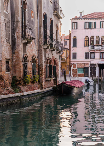 Barco atracado en un canal en Venecia, Italia, y encantadora arquitectura tradicional.  - Foto, Imagen
