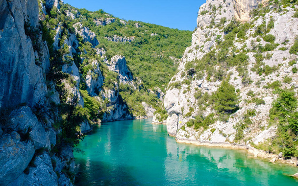 Gorges Du Verdon tó Sainte Croix, Provence, Franciaország, Provence Alpes Cote d Azur, türkiz tó csónakokkal Franciaország Provence - Fotó, kép