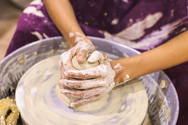 Warsztaty garncarskie. Kobieta ceramika artysta formowanie koła ceramiki gliny. Kreatywna ręczna robota.  - Zdjęcie, obraz
