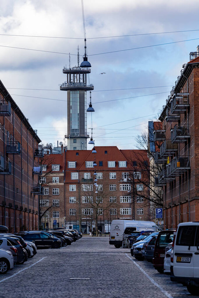 Copenaghen, Danimarca Una torre per l'amministrazione comunale vista da Rantzausgade nel distretto di Norrebro. - Foto, immagini