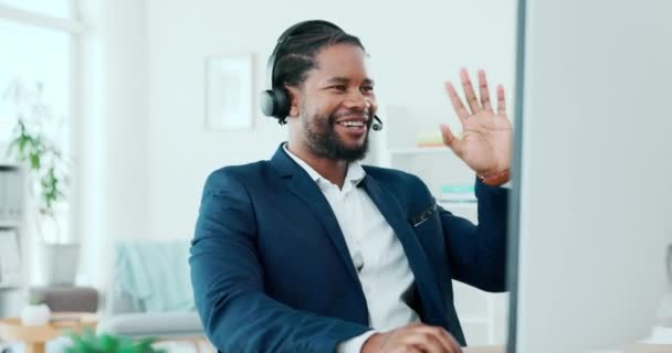 Fekete férfi, számítógép és tanácsadás videohívás üzleti, konferencia vagy webinárium távoli munka. Boldog afro-amerikai üzletember beszél headset PC-n a telemarketing otthon office desk. - Felvétel, videó