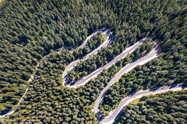 Vista aérea desde dron de curvas de carretera de montaña. Concepto de transporte e infraestructura - Foto, imagen