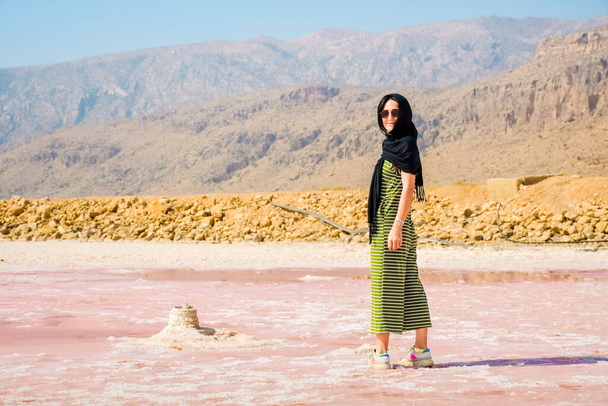 イランのシラーズでマハラルピンクの塩湖のパノラマを見る白人女性. - 写真・画像