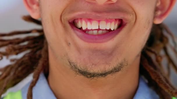 Man, glimlach en mond met tanden voor tandverzorging, hygiëne en schoonmaak resultaten closeup outdoor. Gezicht van een model persoon tanden en gelukkige stemming voor facings whitening, tandarts en ziektekostenverzekering. - Video