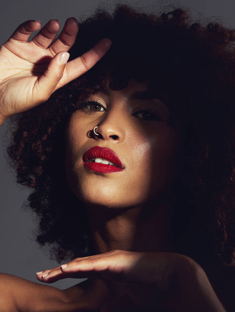 Rode lippenstift, schaduw en make-up op zwarte vrouw met schoonheid, afro of natuurlijk haar in de studio. Gezicht van esthetische vrouwelijke model met een huid gloed, glans en kleur op de lippen voor kunst, kracht en gezichtsverzorging. - Foto, afbeelding