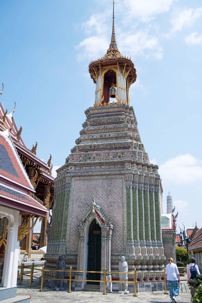 Μπανγκόκ, Ταϊλάνδη και 13 Φεβ 2023: Πράσινο και μπλε μωσαϊκό καμπαναριό που ονομάζεται Ho Rakhang στο Grand Palace, Μπανγκόκ. - Φωτογραφία, εικόνα