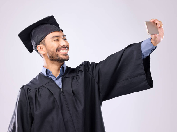 Muž, absolvent a selfie s úsměvem na stipendium, profilové fotografie nebo sociální média na šedém pozadí studia. Happy vzrušený muž akademický úsměv pro absolvování fotografie, paměti nebo on-line příspěvek. - Fotografie, Obrázek