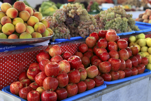 Frutta fresca in un mercato - Foto, immagini