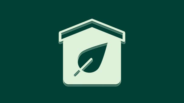 Fehér környezetbarát ház ikon elszigetelt zöld háttérrel. Öko-ház levéllel. 4K Videó mozgás grafikus animáció. - Felvétel, videó