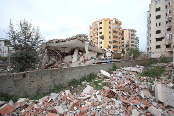 zawalony budynek po trzęsieniu ziemi w Turcji - Zdjęcie, obraz