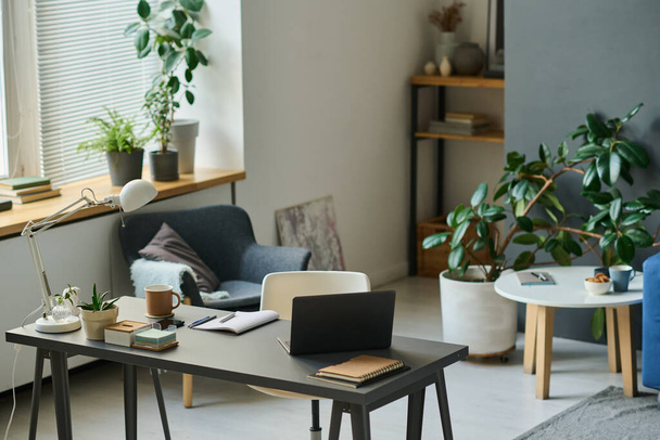 Horizontální obraz moderního pracoviště s laptopem pro vzdálenou práci v obývacím pokoji doma - Fotografie, Obrázek